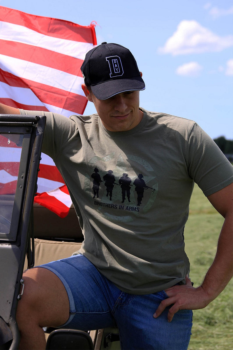 Carica immagine in Galleria Viewer, T-shirt stampata BROTHERS IN ARMS 
