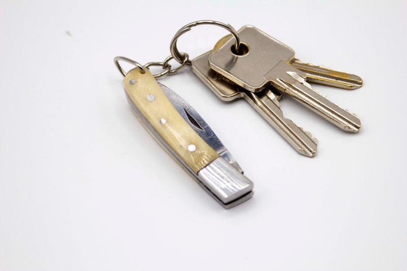 Load image into Gallery viewer, coltello tipo pattada manico osso con portachiavi lama cm. 5 
