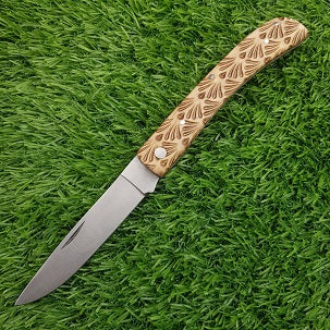 Coltello pieghevole manico in legno inciso 
