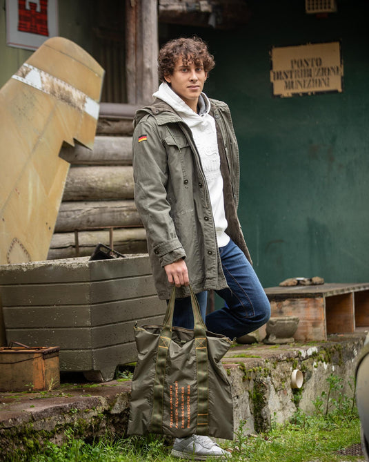 Parka tedesco usato con imbottitura, verde con bandierine 