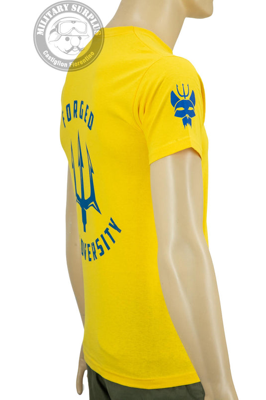 T-shirt military style stampata fronte retro FORGED BY ADVERSITY GIALLO<BR/><BR/> 
