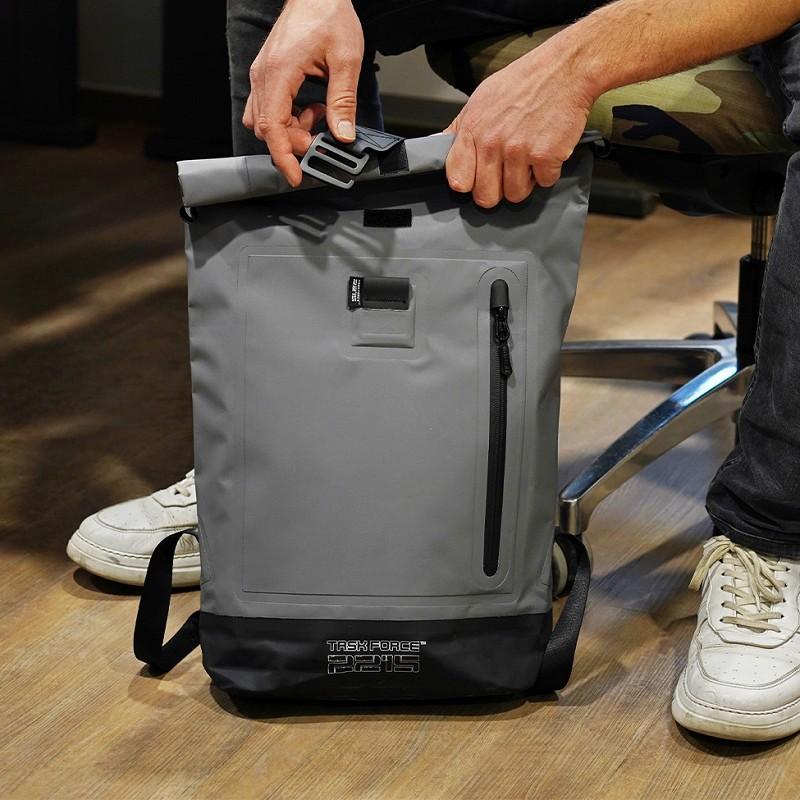 Load image into Gallery viewer, Zaino tattico Waterproof urban creek 18l. 
